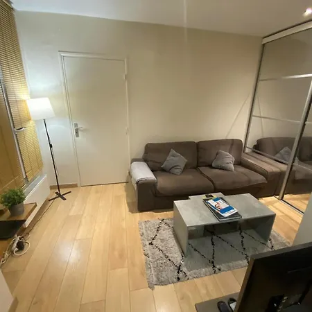 Near Eiffel Tower Apartment